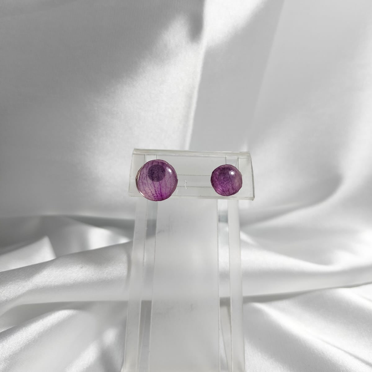 Aretes de pétalos morados
