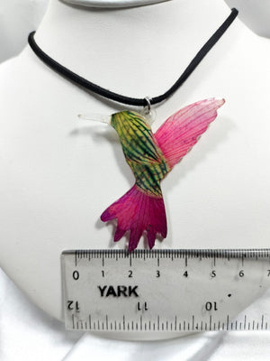 Dije de colibrí de pétalos de orquídea