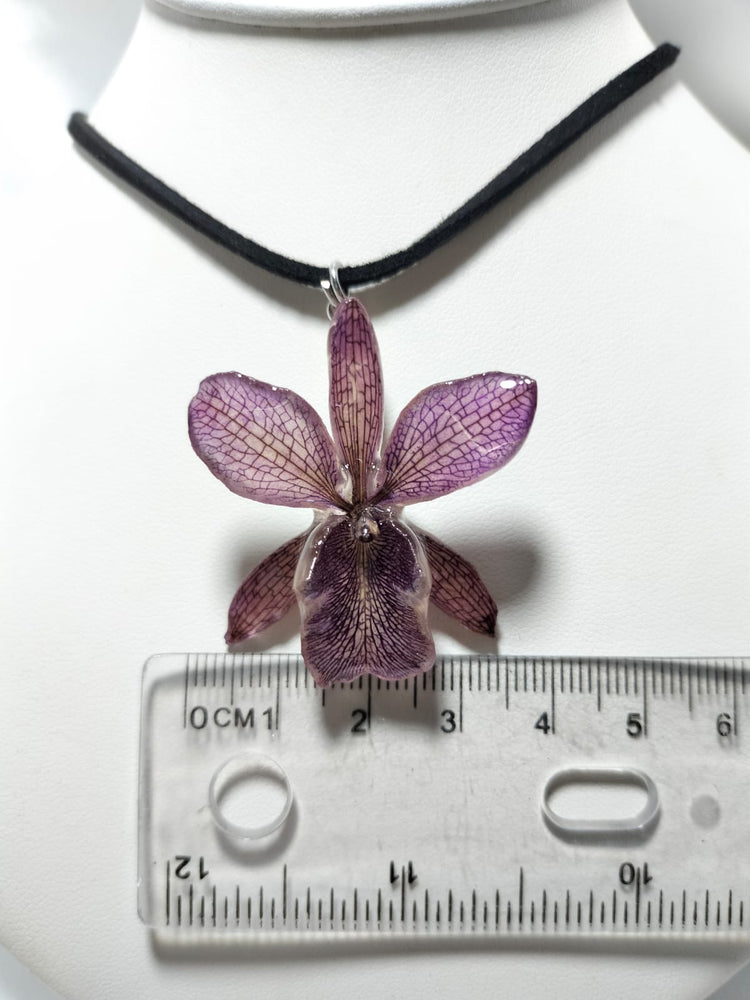 Dije de orquídea morada