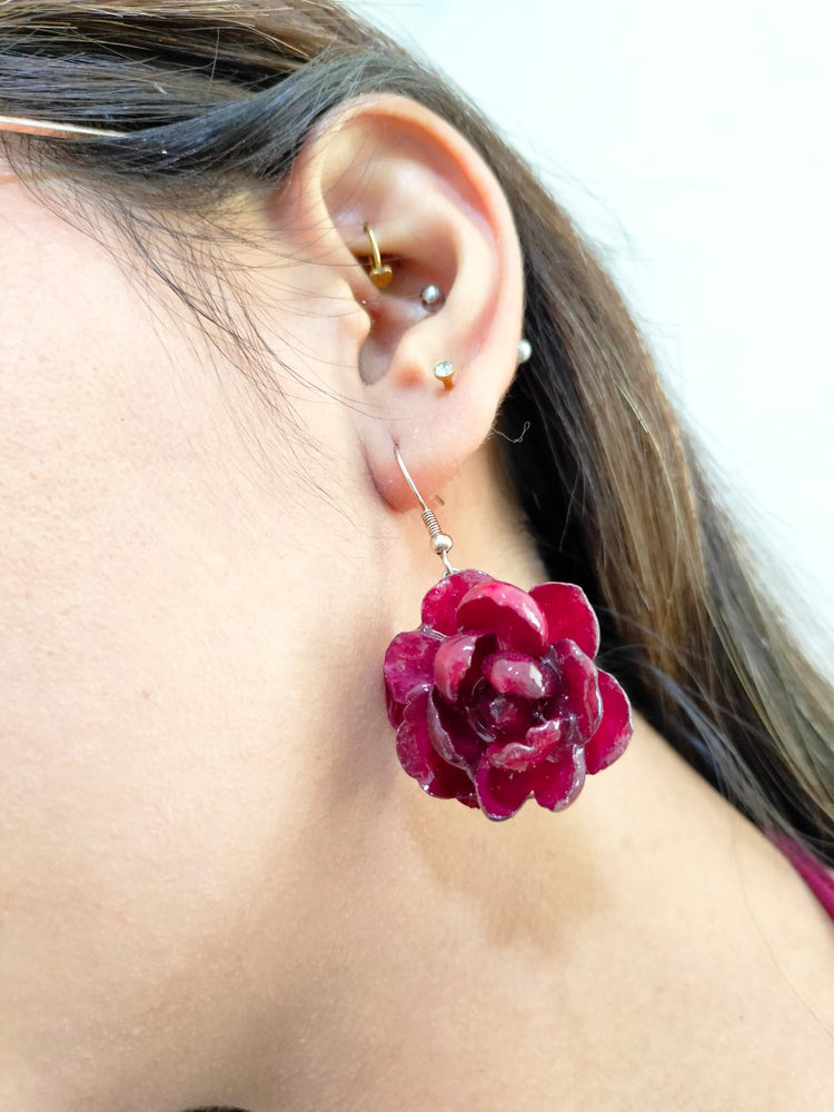 Aretes colgantes de rosa rosa mediana