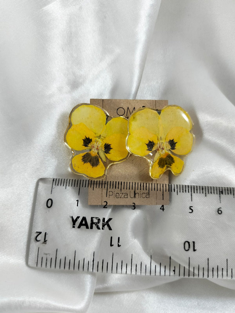 Aretes de pensamientos amarillos