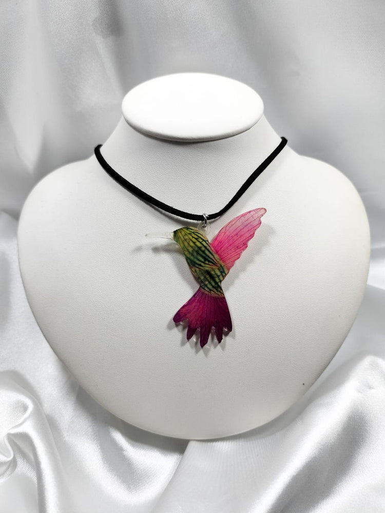 Dije de colibrí de pétalos de orquídea