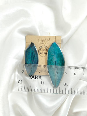 Aretes de pétalos largos azules