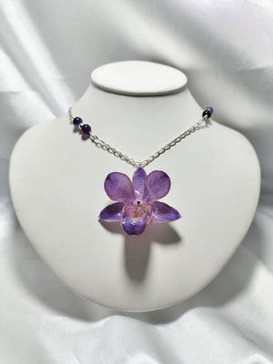 Dije de orquídea morada con cadena de plata y cuentas