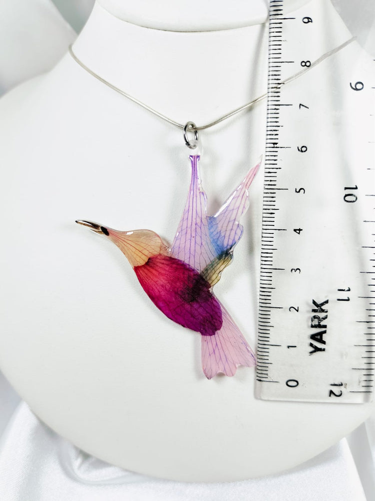 Dije de colibrí de pétalos de orquídea