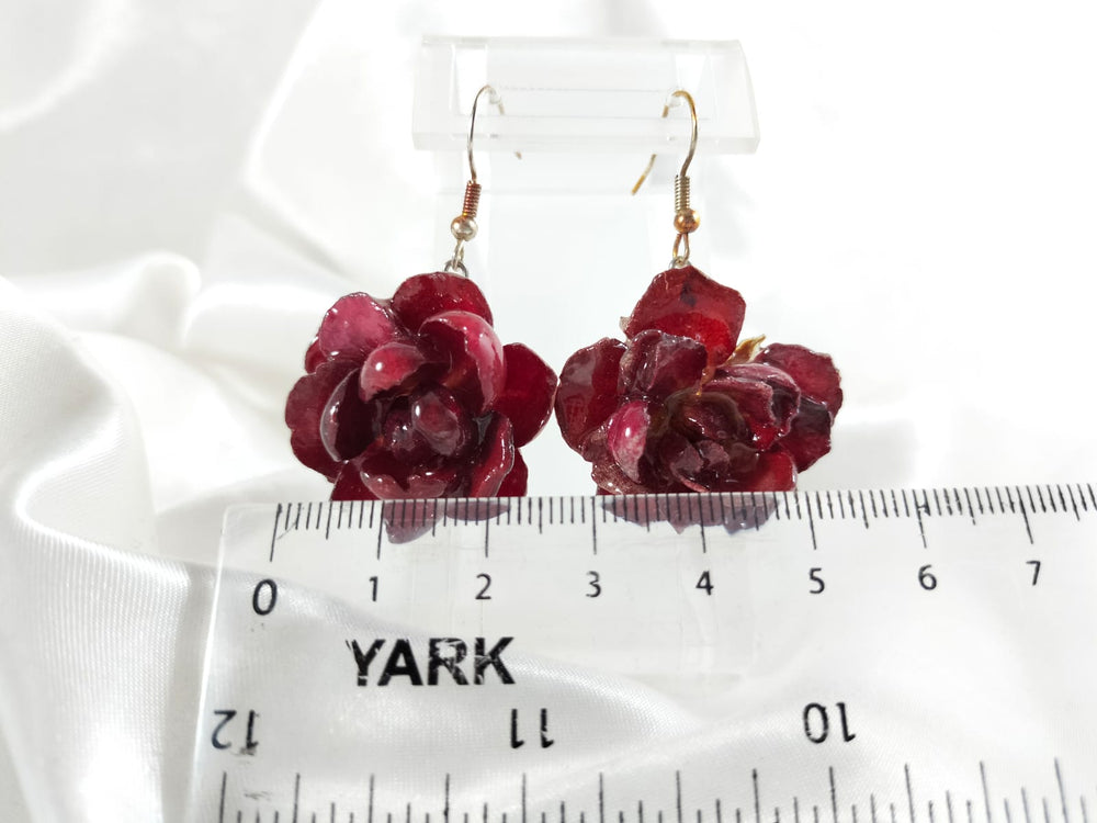 Aretes colgantes de rosa rosa mediana