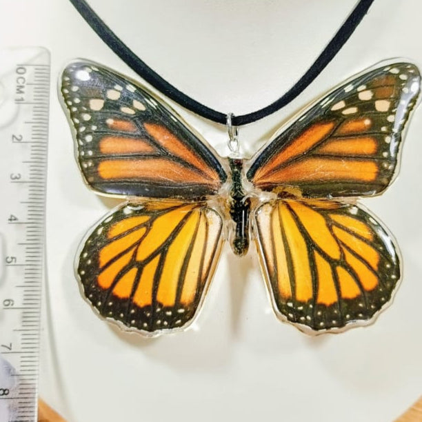 Dije de mariposa monarca