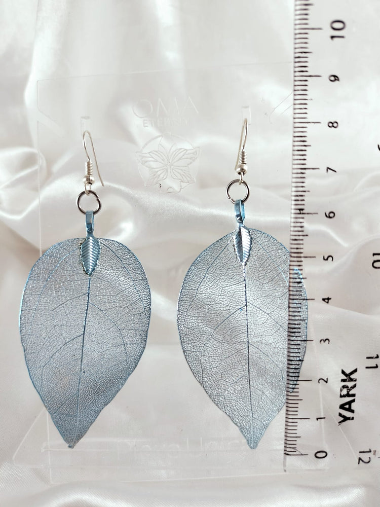 Aretes de hojas esqueletizadas azules