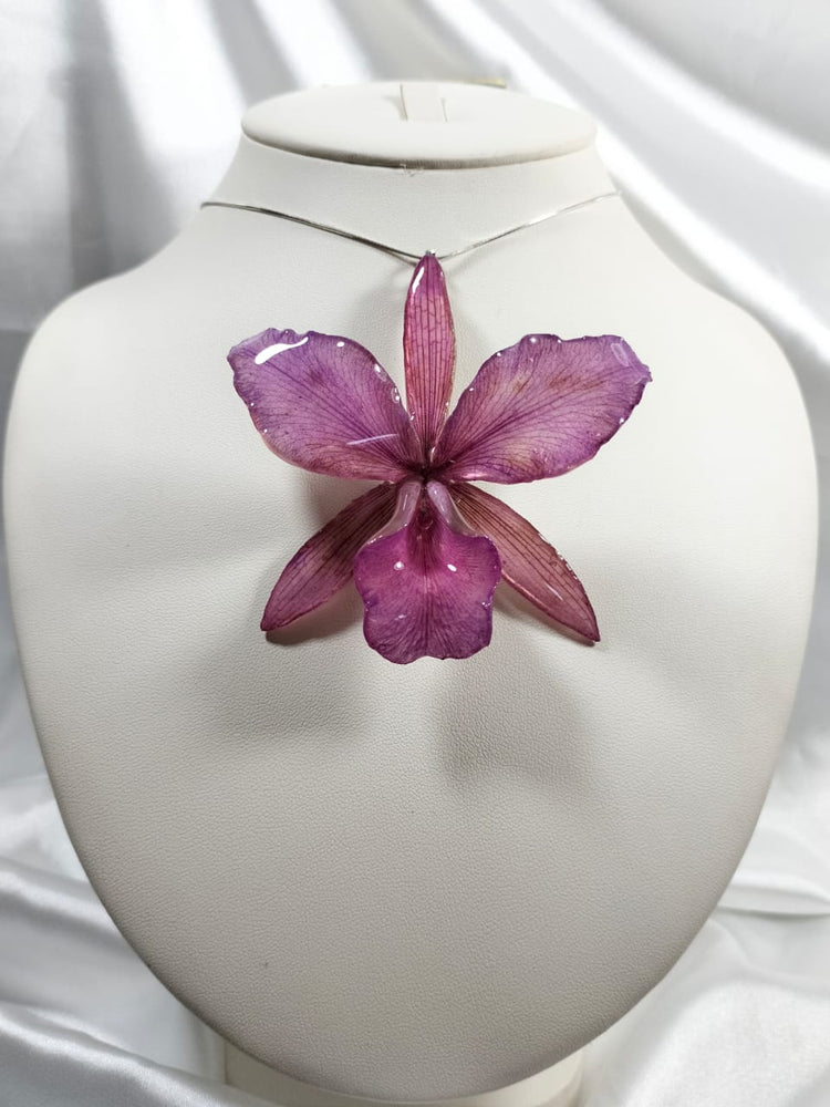 Dije de orquídea bowringiana con plata