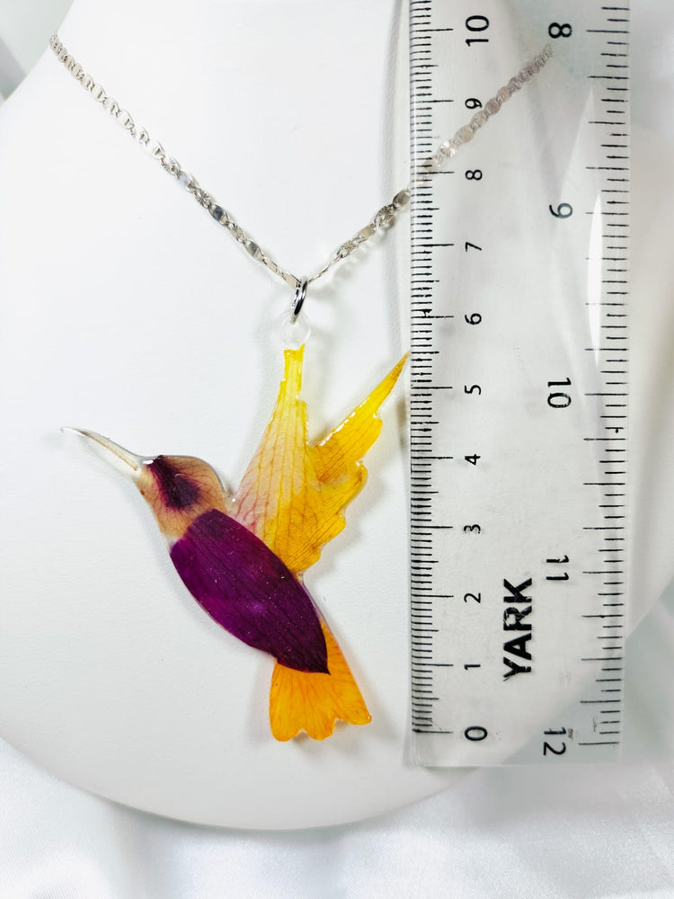 Dije de colibrí de pétalos de orquídea