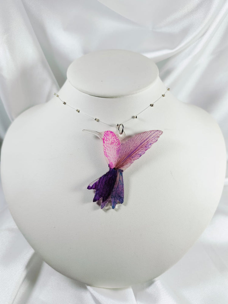 Dije de colibrí de pétalos de orquídea