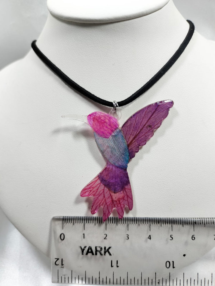 Dije de colibrí de pétalos de orquídea