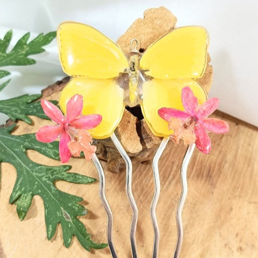 Peineta de mariposa amarilla con orquideas epidendrim rosas