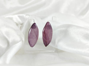 Aretes de pétalos de orquídea morada