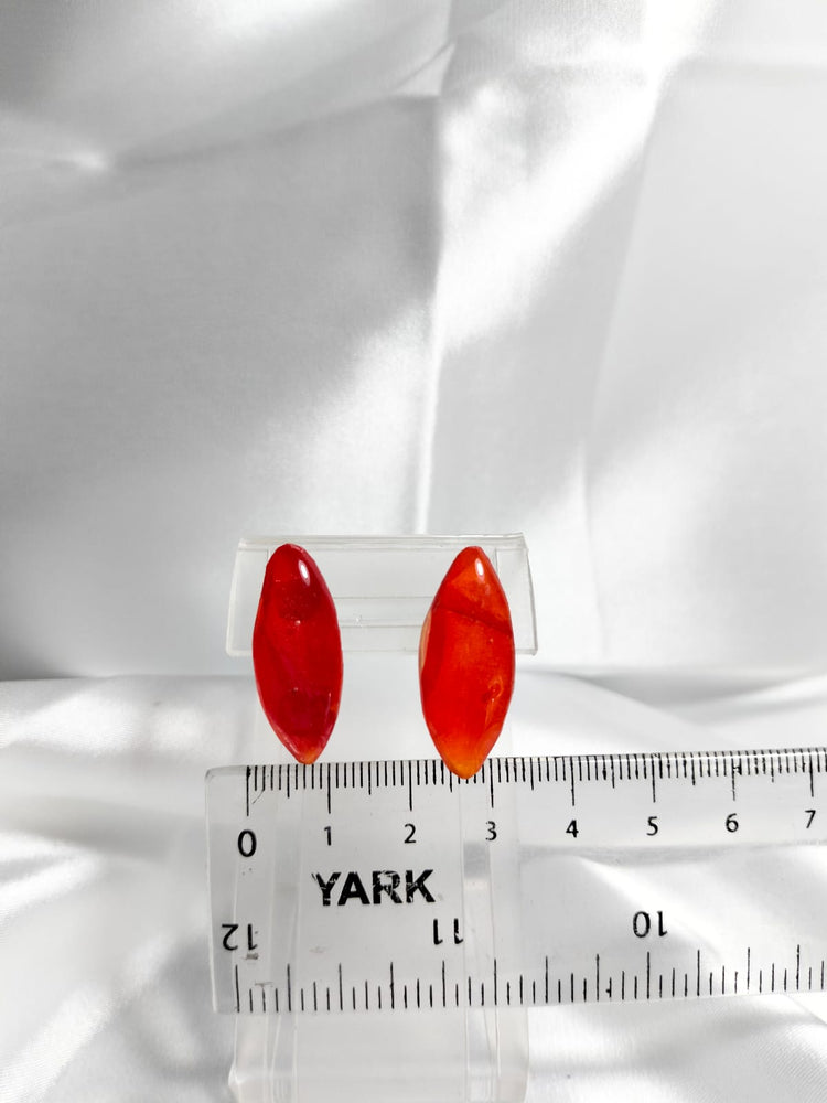 Aretes de pétalos rojos