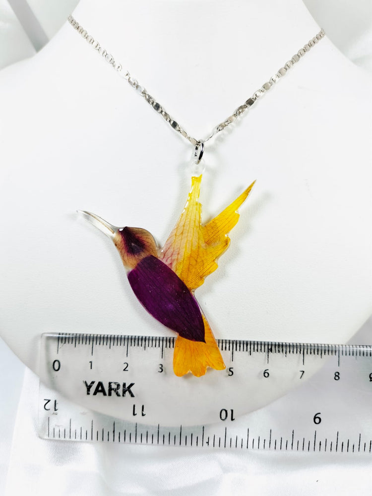 Dije de colibrí de pétalos de orquídea