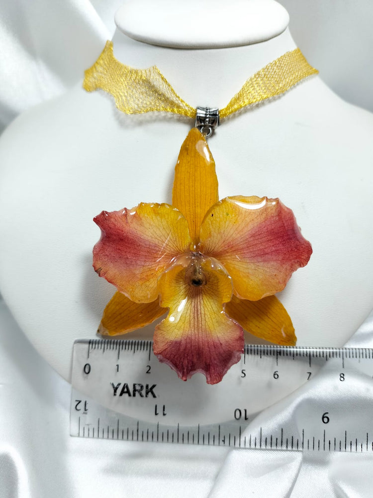 Dije de orquídea cattleya potinara con malla de titanio