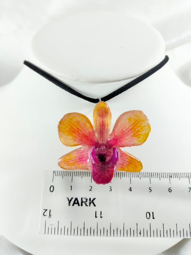 Dije con opción a broche de ropa de dendrobium mediana naranja