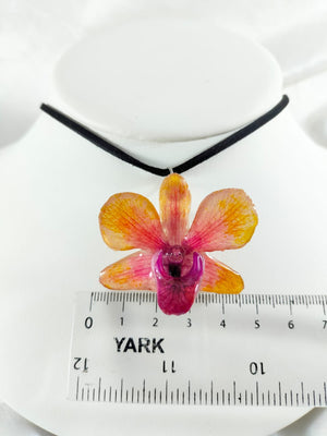 Dije con opción a broche de ropa de dendrobium mediana naranja