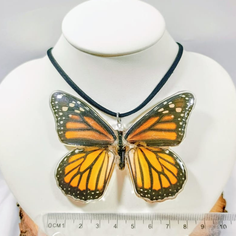 Dije de mariposa monarca