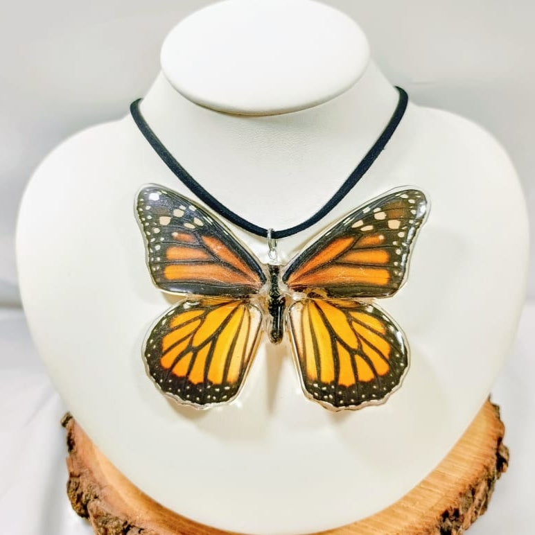 Dije de mariposa monarca