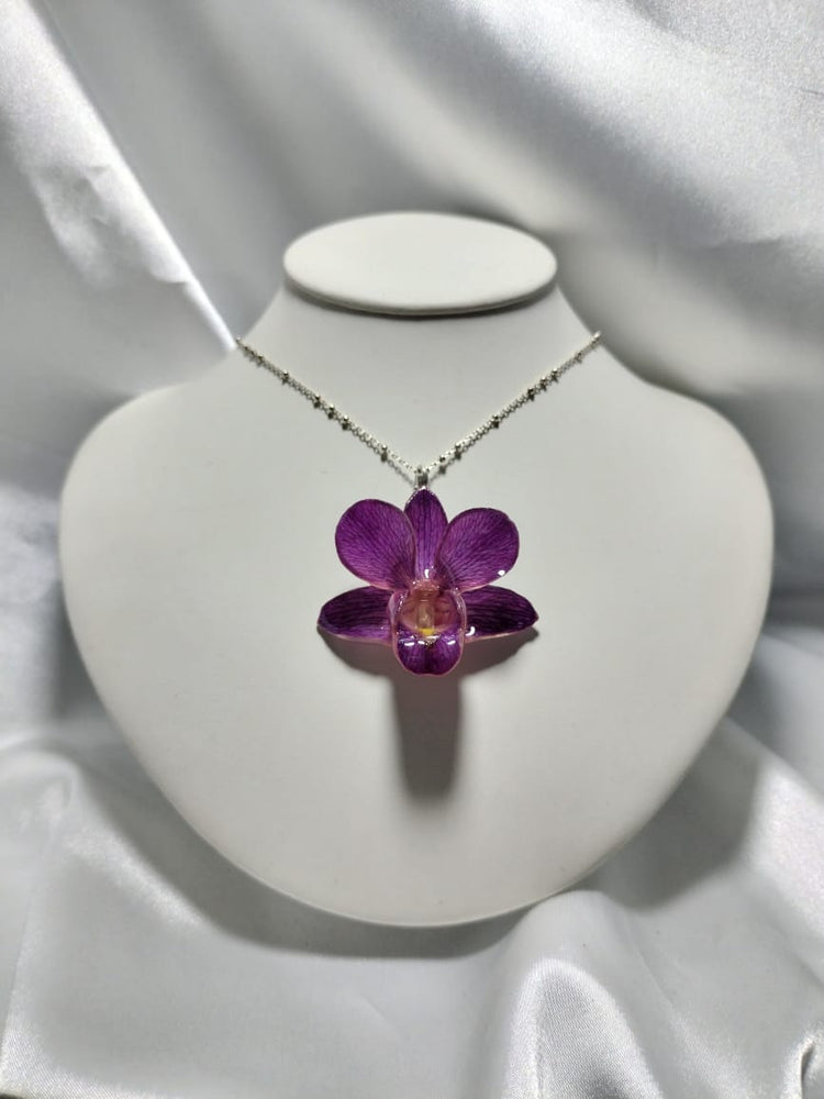 Dije de orquídea morada con cadena de mini bolitas de plata