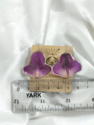 Aretes de pétalos morados