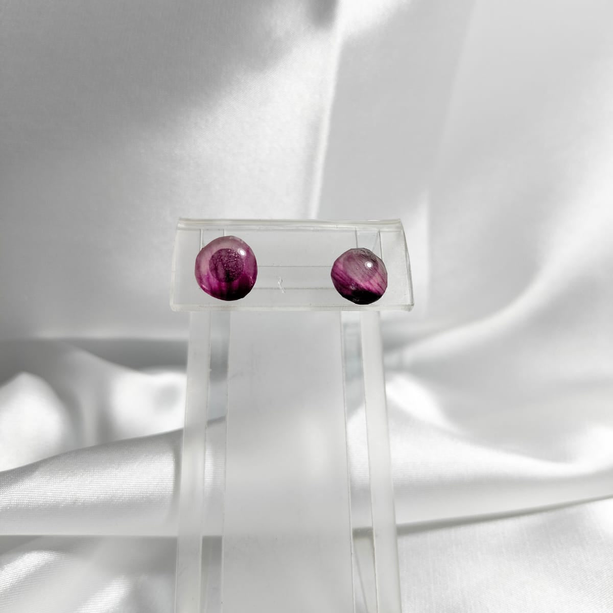 Mini aretes de pétalos de orquídea morados