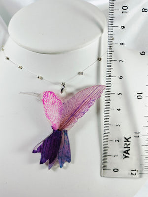 Dije de colibrí de pétalos de orquídea