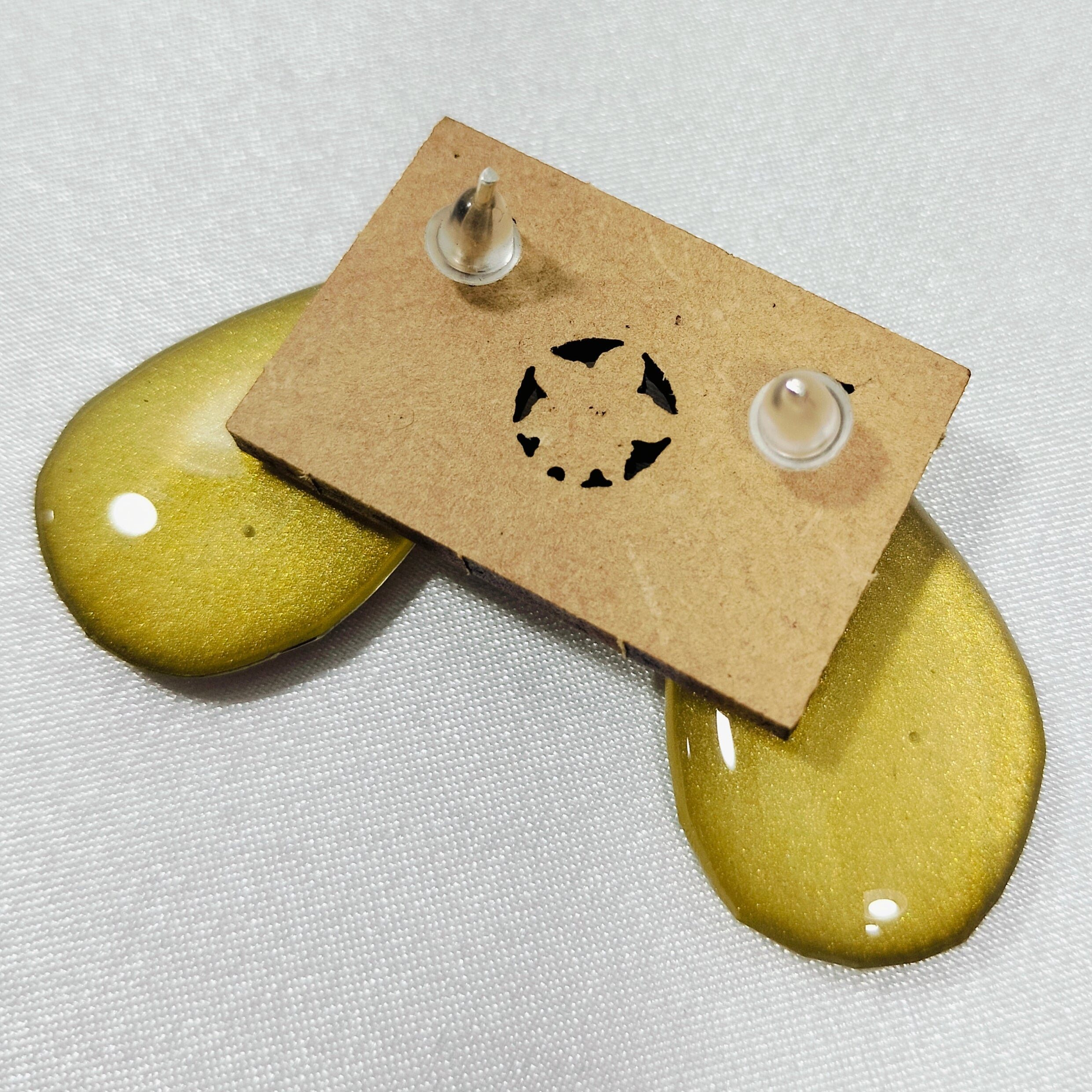 Aretes de orquídea en gota tonalidades oro y cafe