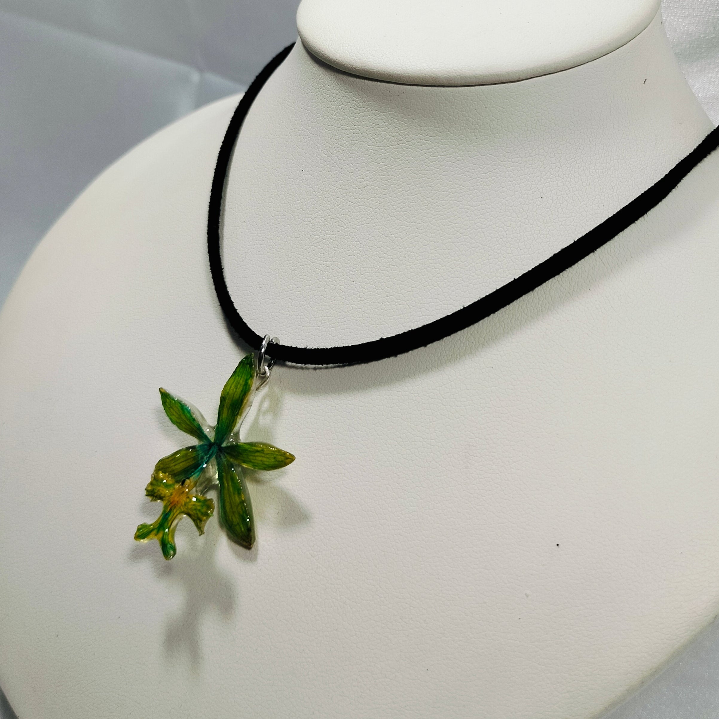 Dije de orquídea epidendrum tonalidad verde