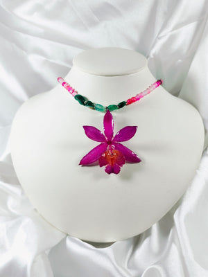 Dije de orquídea rosa con ágata verde y rosa