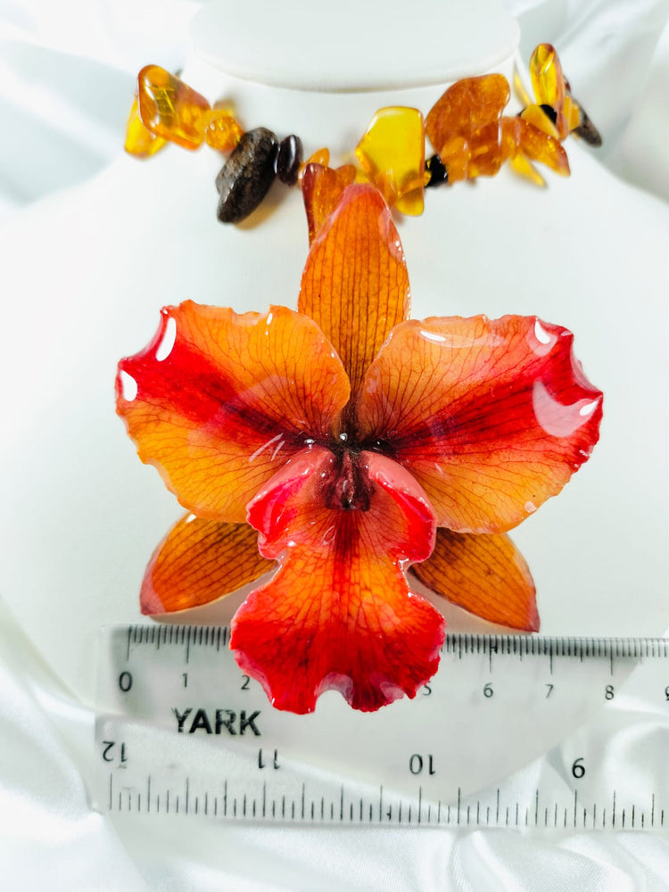 Dije de cattleya pottinara naranja con ámbar