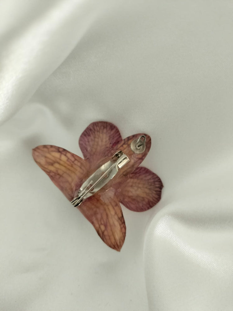 Broche de orquídea dendrobium en tonos burdeos