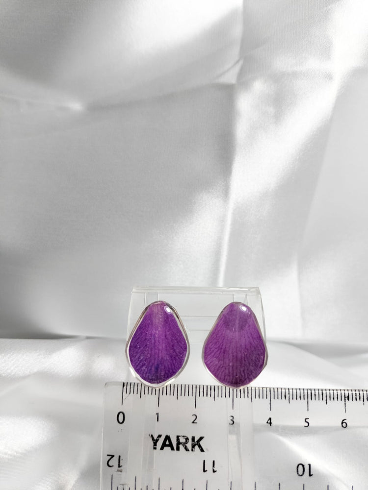 Aretes de pétalos morados