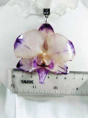 Dije de orquídea phalaenopsis blanca con morado