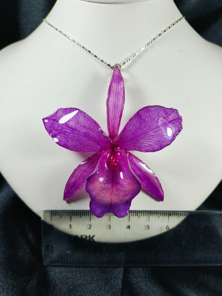 Dije de orquídea bowringiana morada