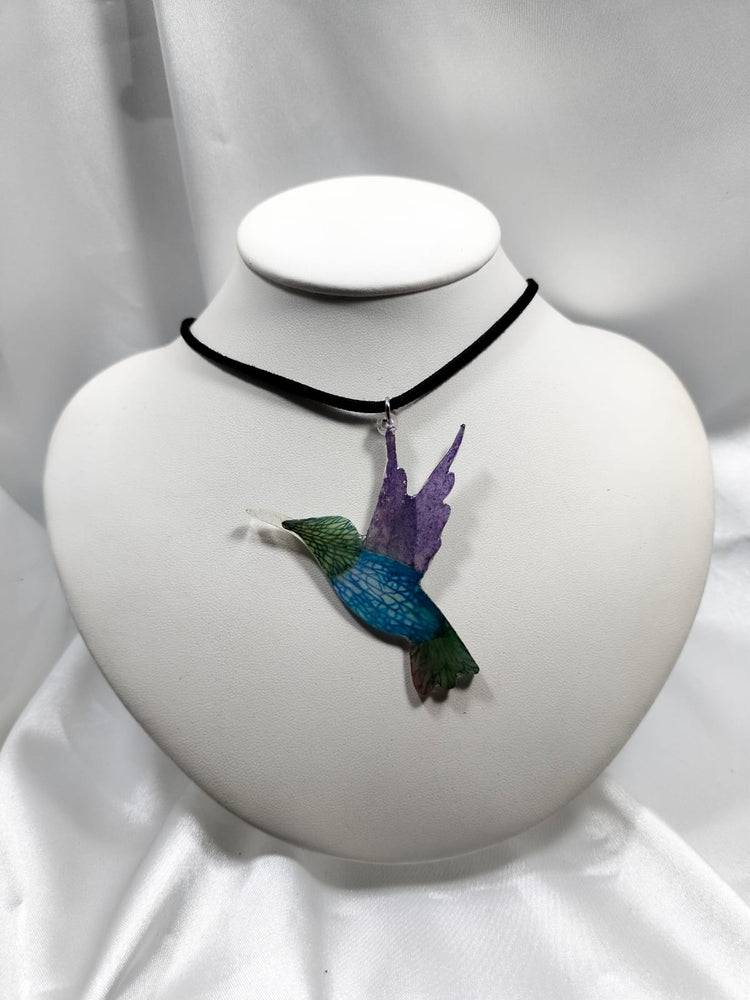 Dije de colibrí de pétalos de orquídea