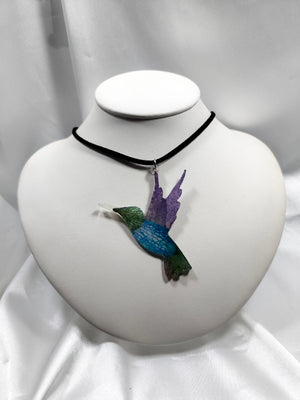 Dije de colibrí de pétalos de orquídea