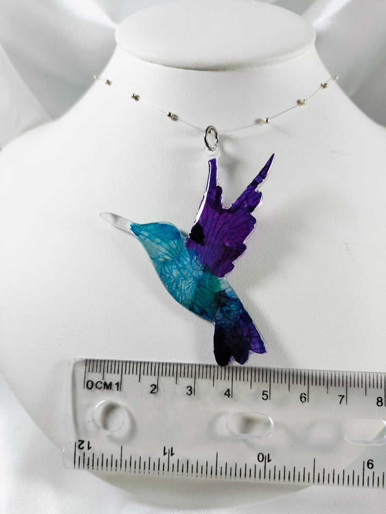 Dije de colibrí de pétalos de orquídea