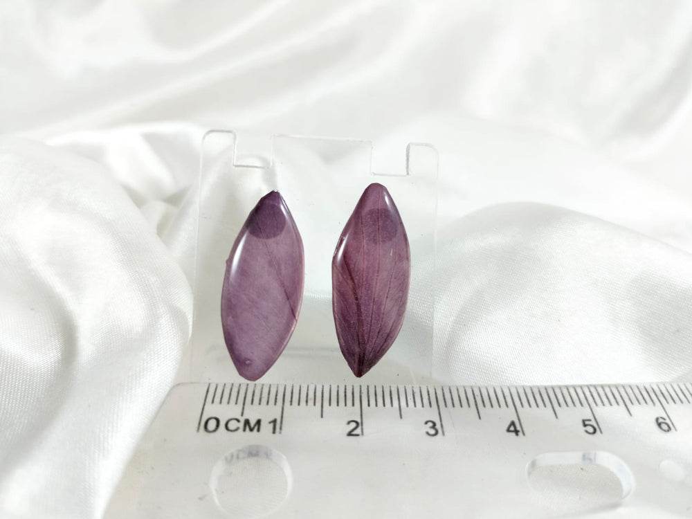 Aretes de pétalos de orquídea morada