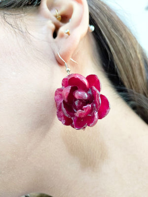 Aretes colgantes de rosa rosa mediana