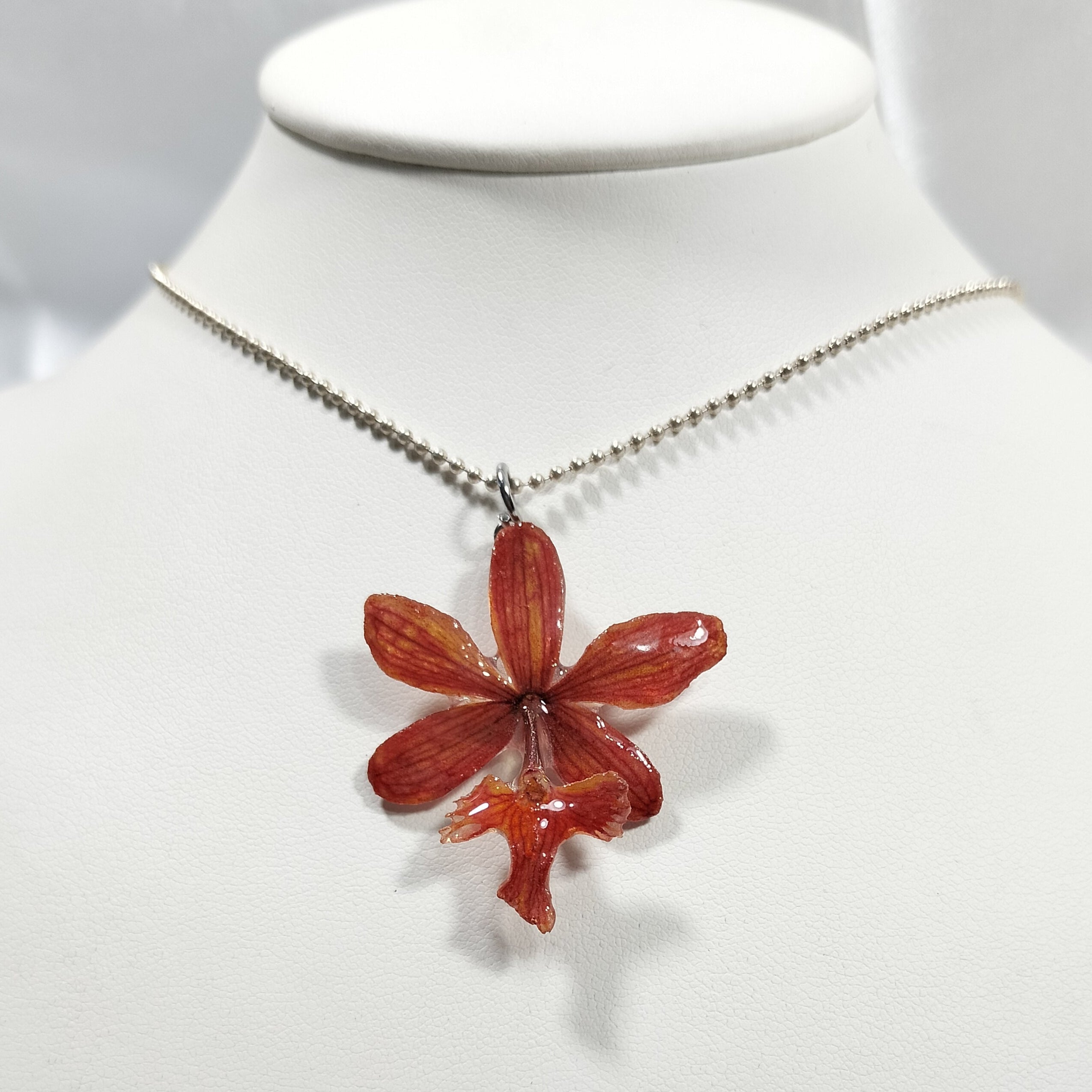 Dije de orquídea epidendrum naranja