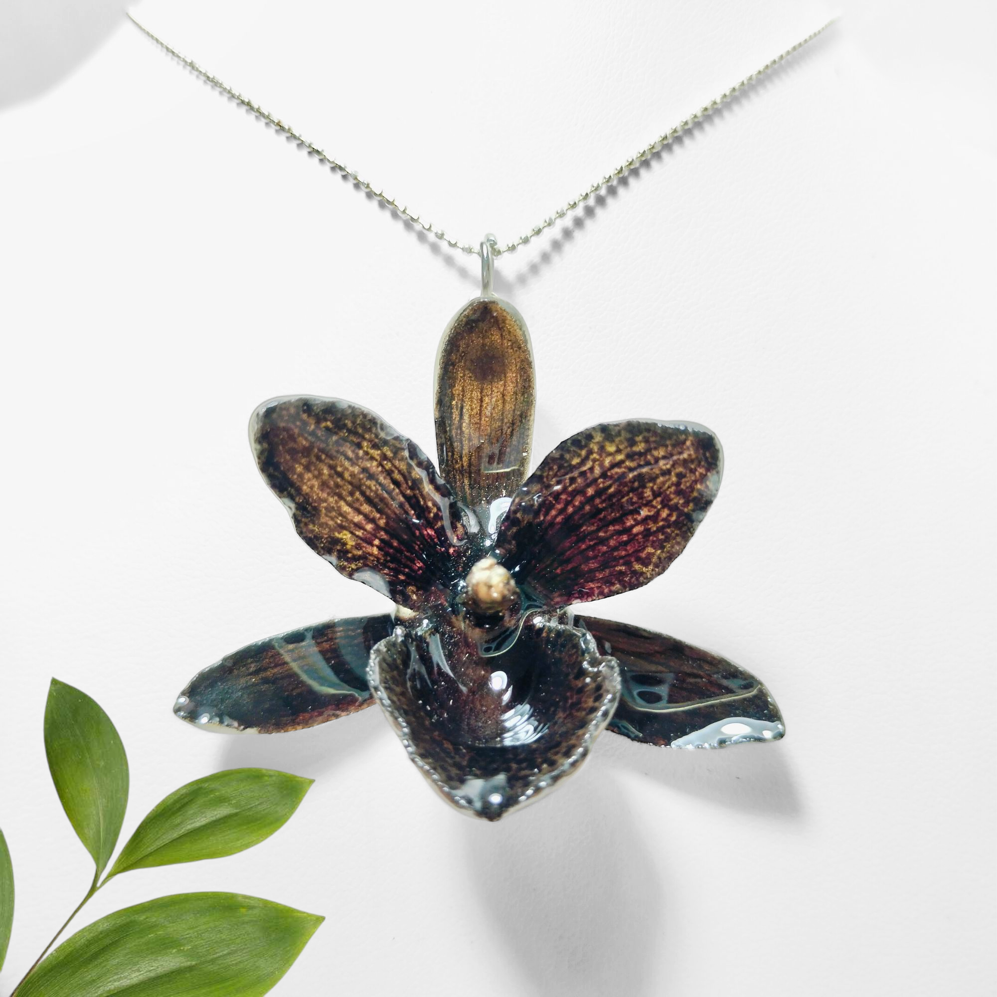 Dije de orquidea negra