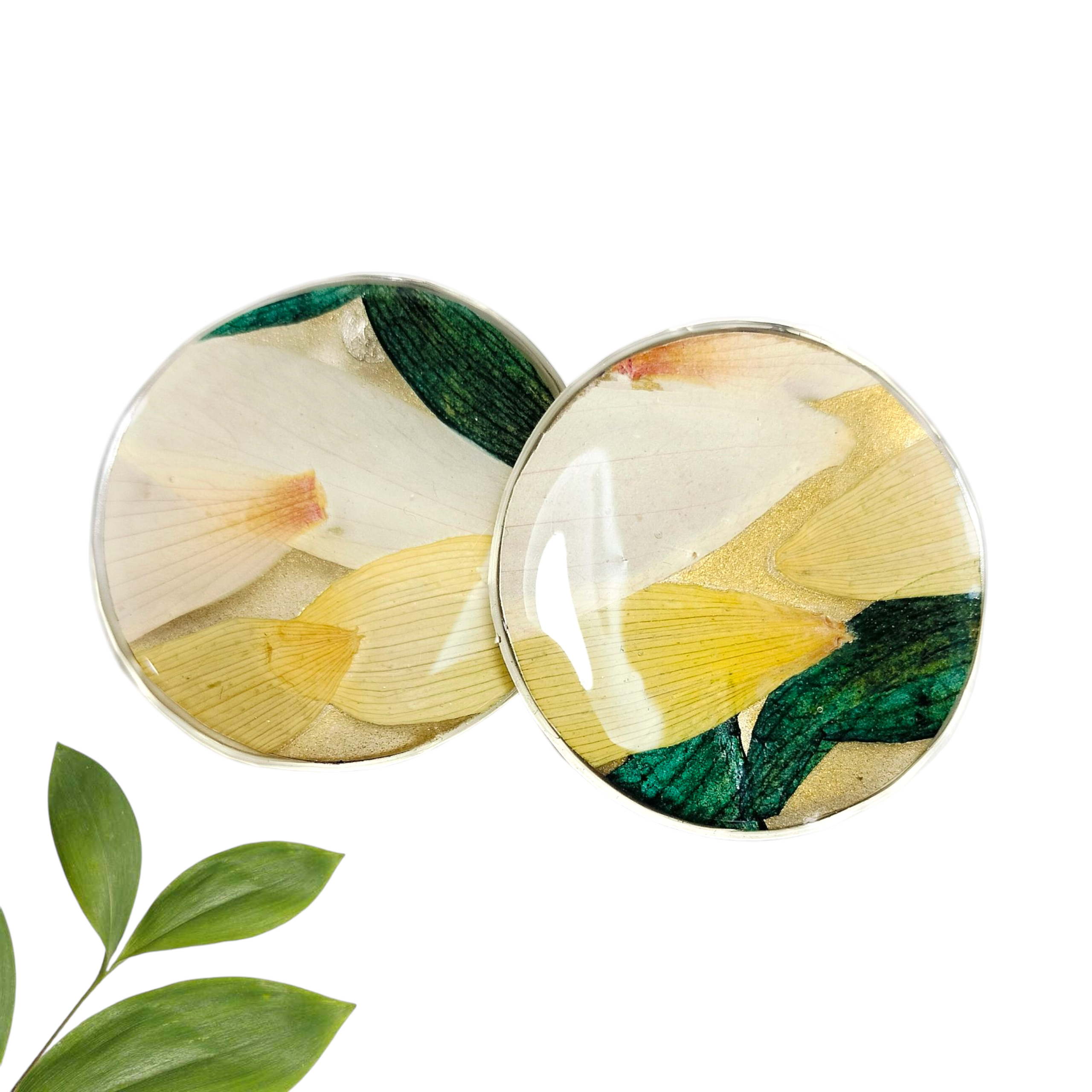 Aretes redondos De Pétalos y Hojas con Fondo Dorado