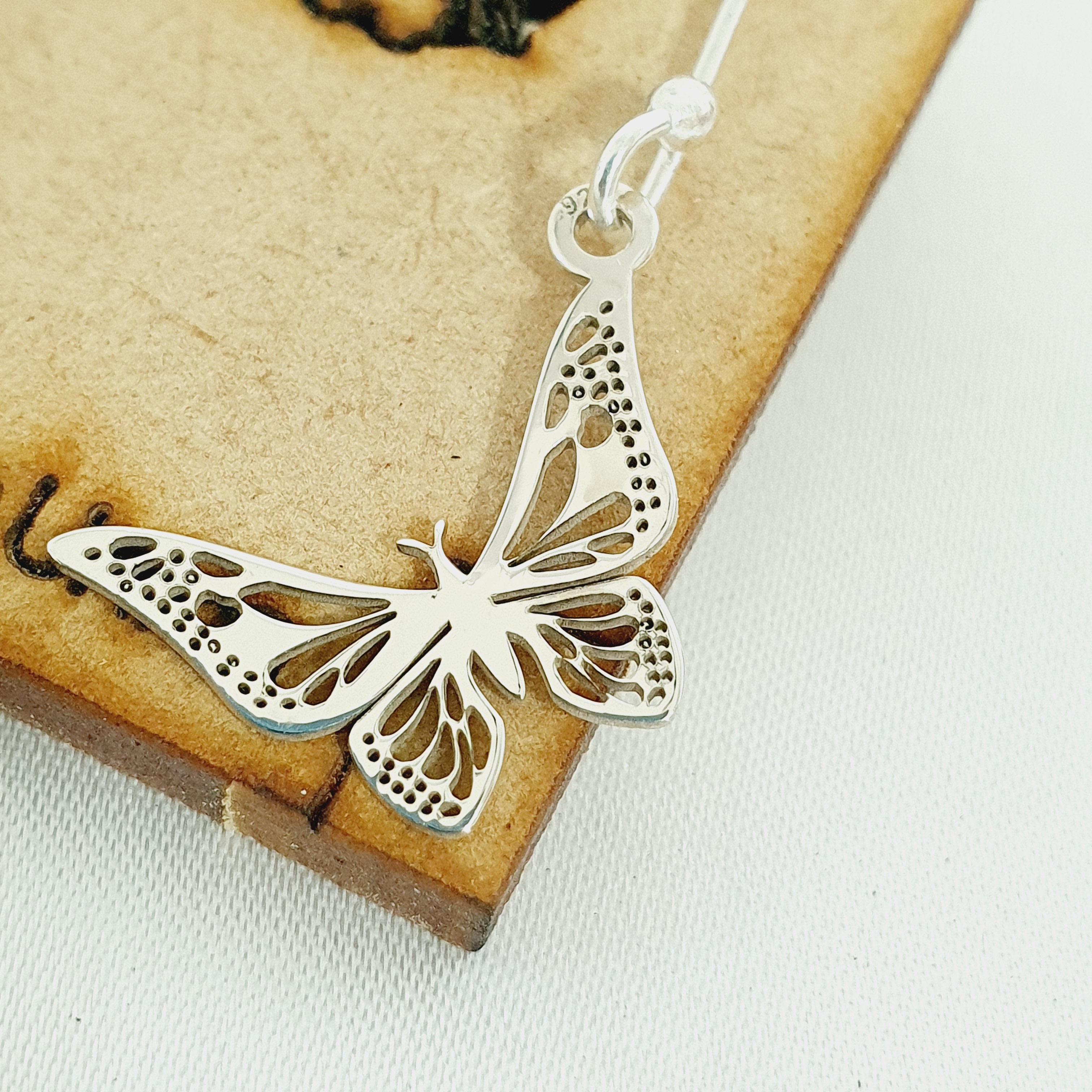 Aretes de plata con mariposa