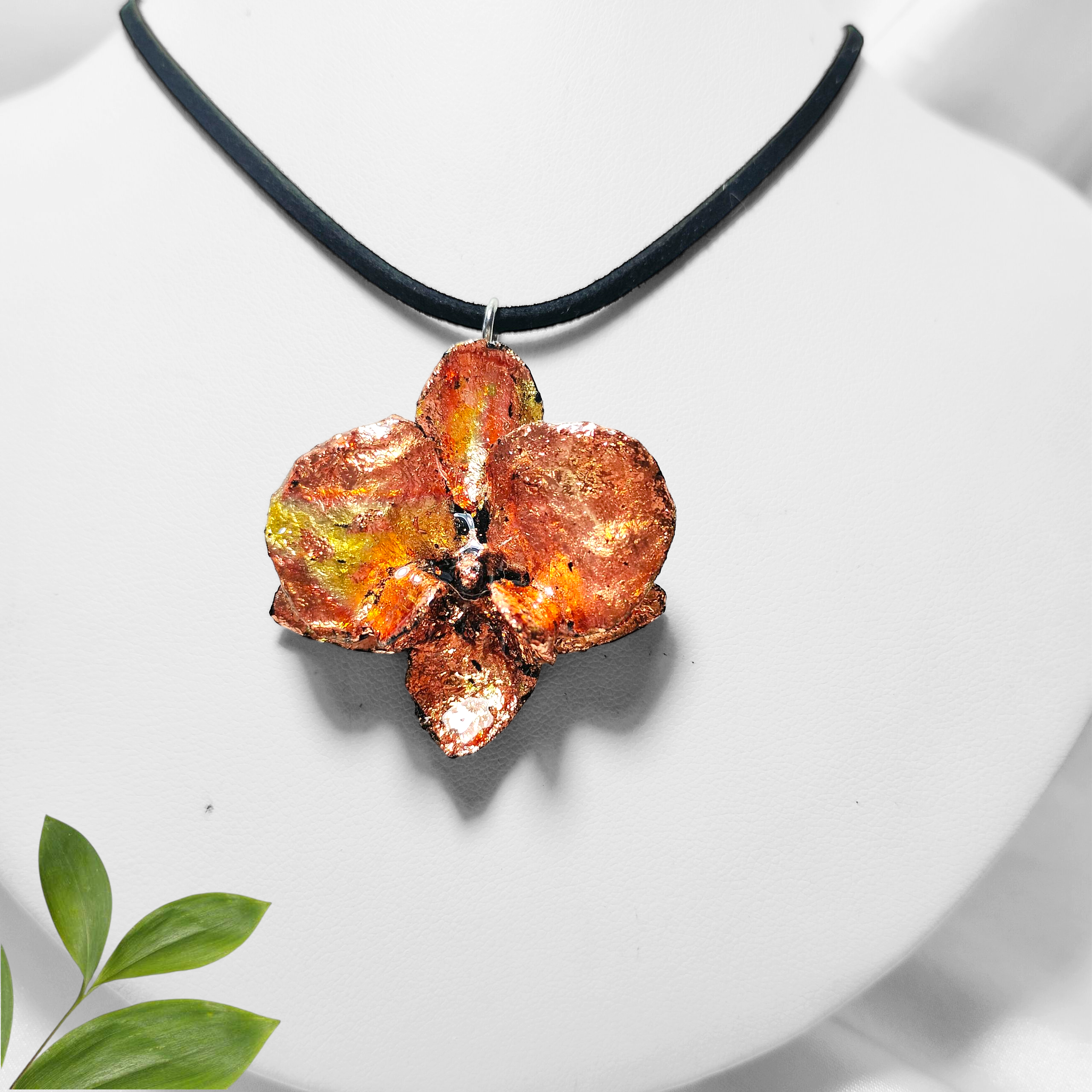 Dije de Orquídea con Lámina de Oro