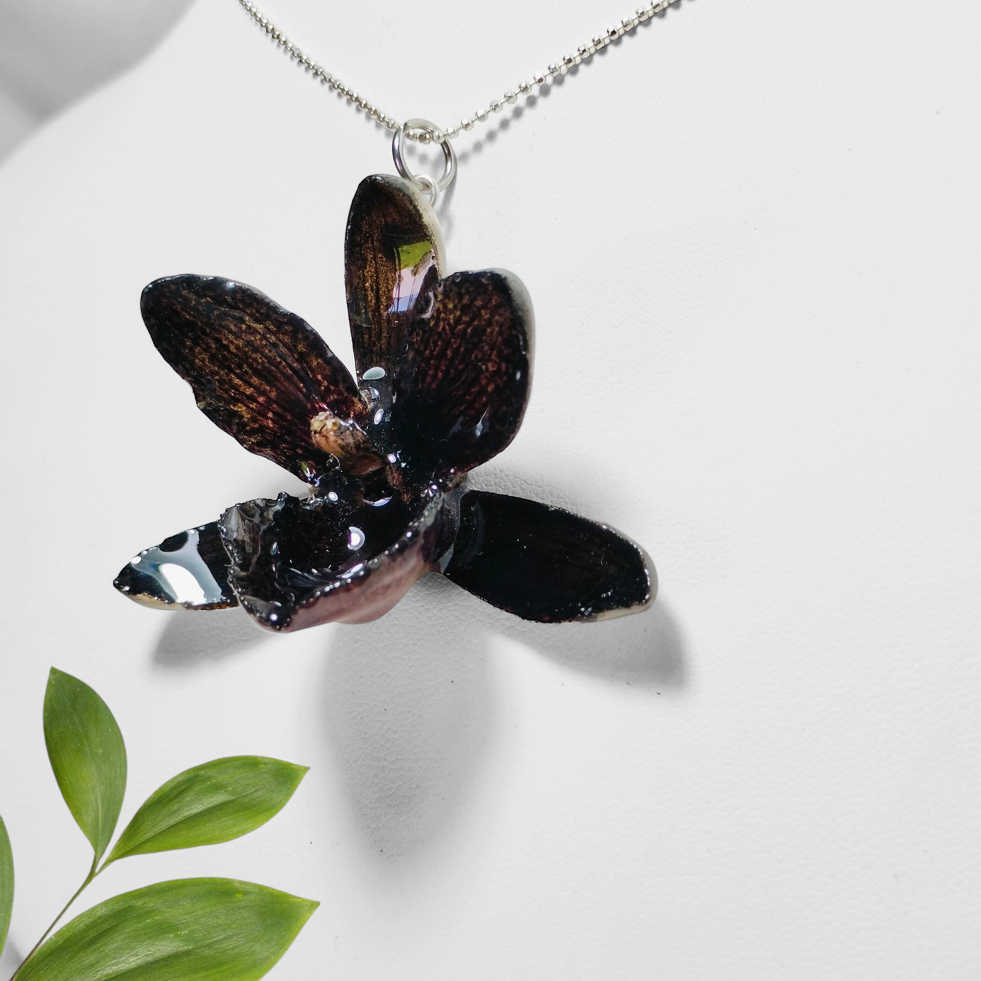 Dije de orquidea negra