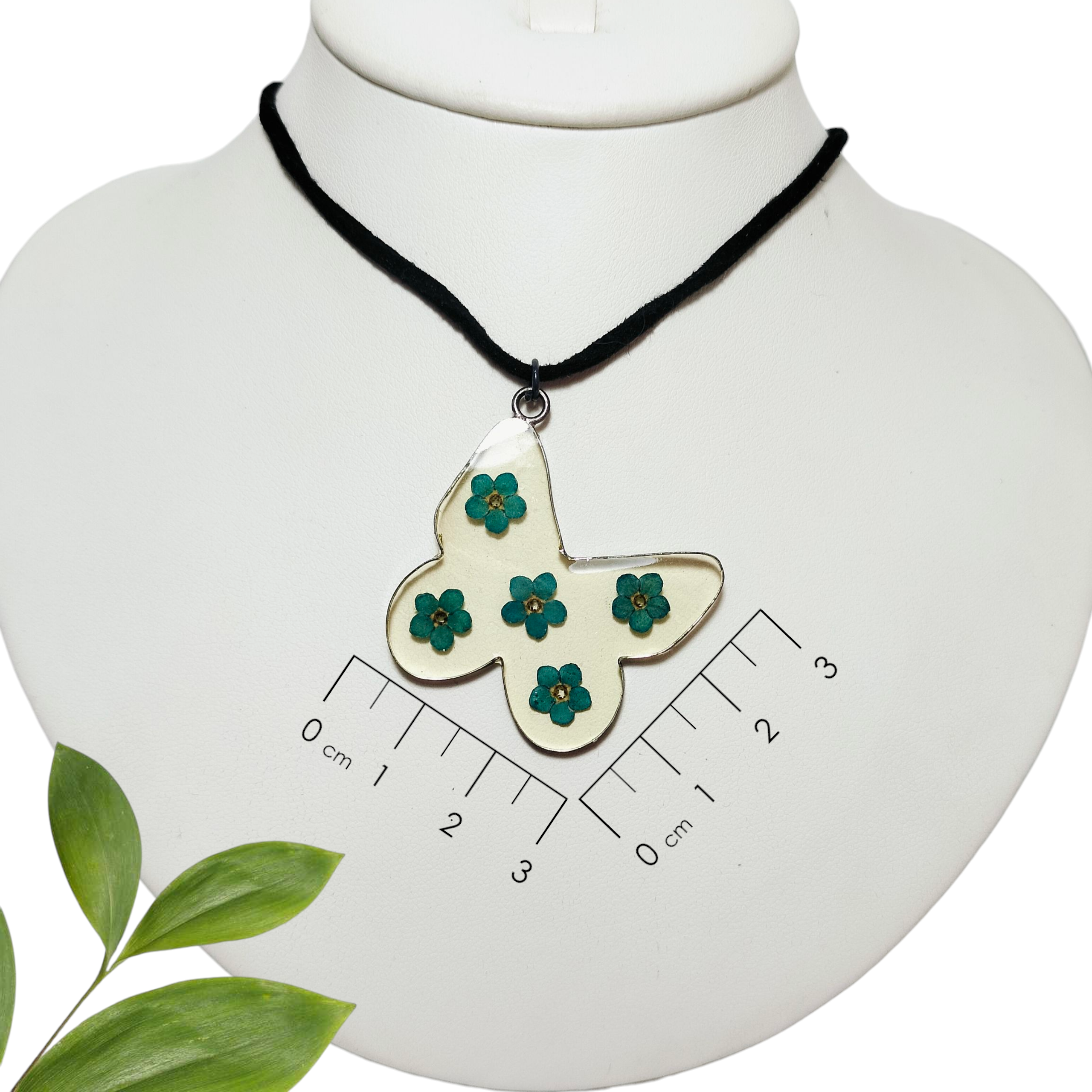 Dije de Mariposa con Flores Azules