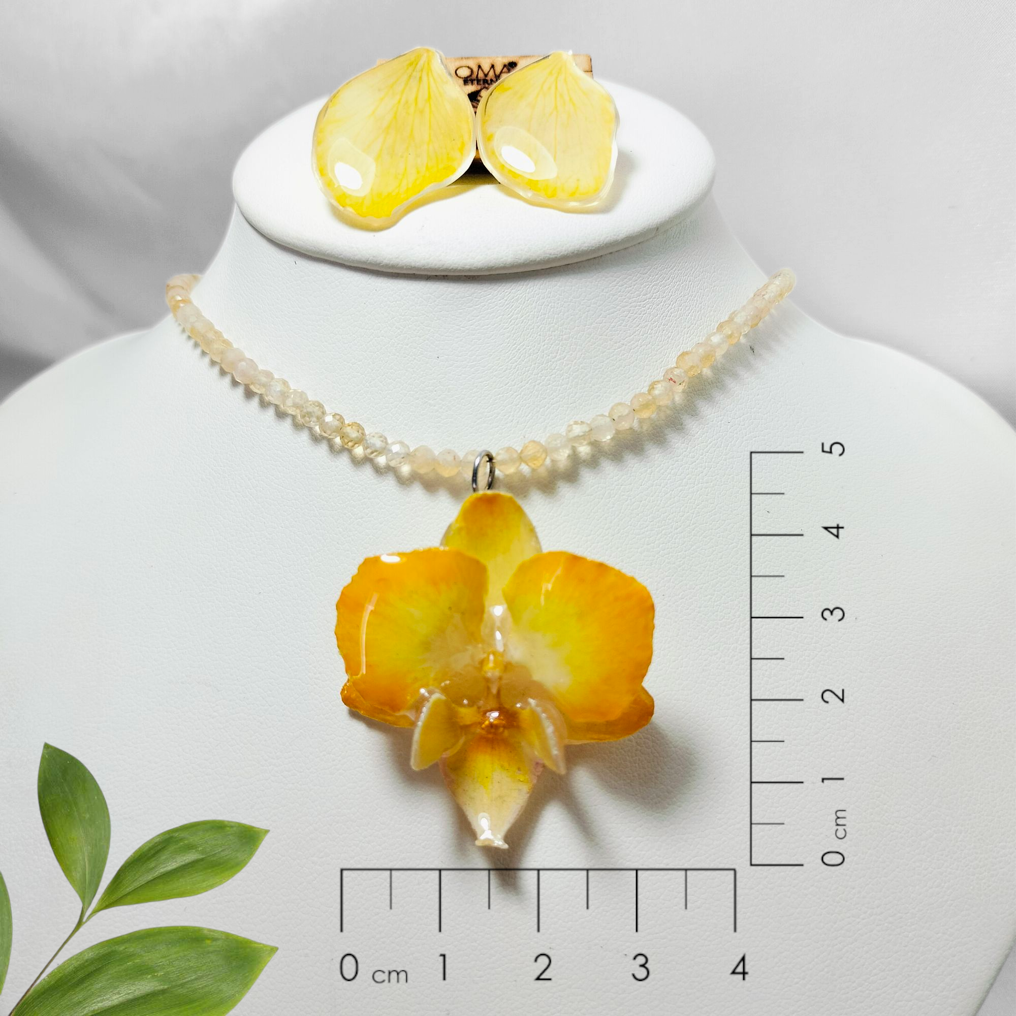 Orquídea Amarilla con Aretes de Pétalo